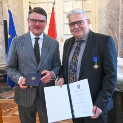 Sven Deeg wird mit dem Hessischen Verdienstorden am Bande ausgezeichnet