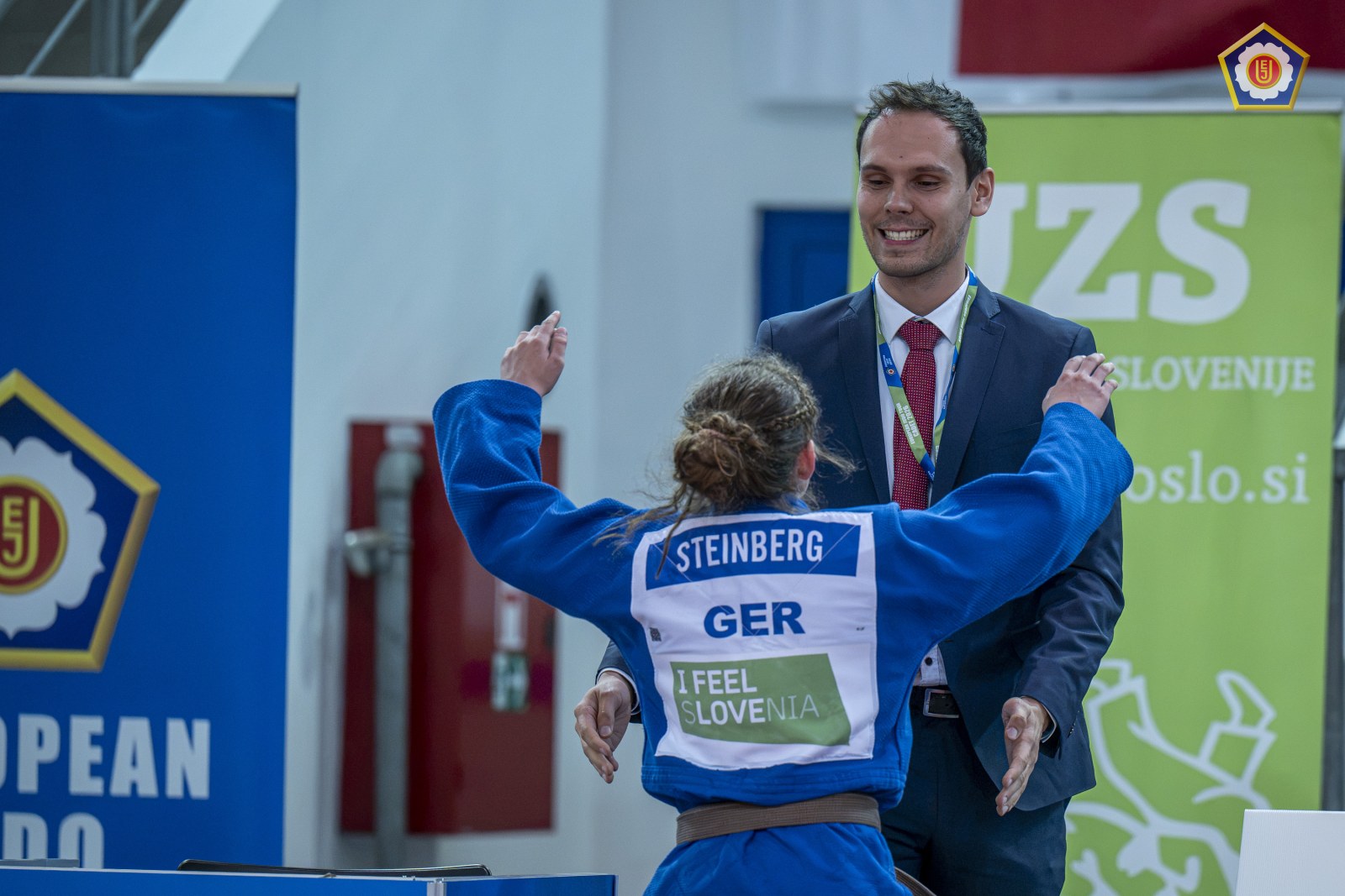 Michelle Steinberg läuft nach ihrem Erfolg glücklich zu ihrem Landestrainer
